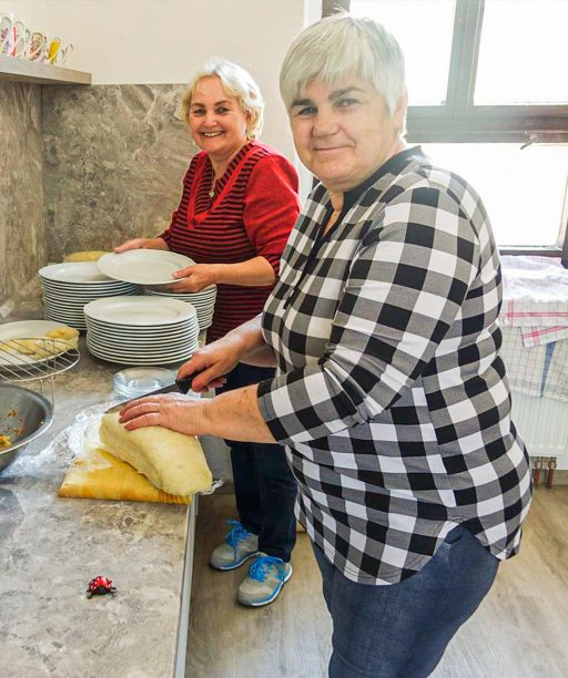 V obci na Orave vytvorili priestor, ktorý spája generácie. Seniori učia mladých variť, mladí im vysvetľujú anglické skratky a technológie