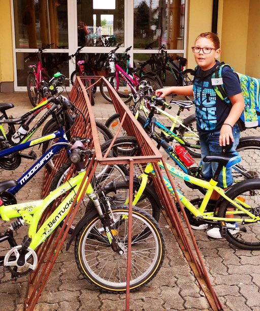 Bicykle pred školami nemusia byť utópiou, v niektorých obciach to vyzerá ako v Holandsku