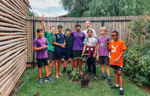 Slovenský študent prišiel s myšlienkou, ako so spolužiakmi pestovať zeleninu v komunitnej školskej záhrade v Tanzánii