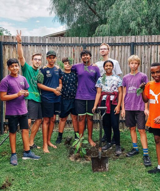 Slovenský študent prišiel s myšlienkou, ako so spolužiakmi pestovať zeleninu v komunitnej školskej záhrade v Tanzánii