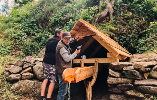 Dobrovoľníci v Rajeckej doline obnovujú zabudnuté prírodné pramene. Pre ľudí mali kedysi aj liečivý význam