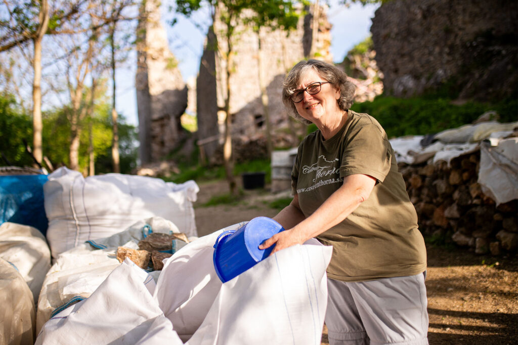 Dobrovoľníci zachraňujú múry Turnianskeho hradu, v ktorých vytvárajú aj náhradné úkryty pre netopiere a dážďovníky