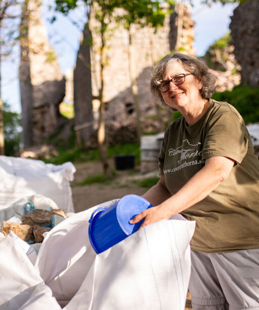 Dobrovoľníci zachraňujú múry Turnianskeho hradu, v ktorých vytvárajú aj náhradné úkryty pre netopiere a dážďovníky